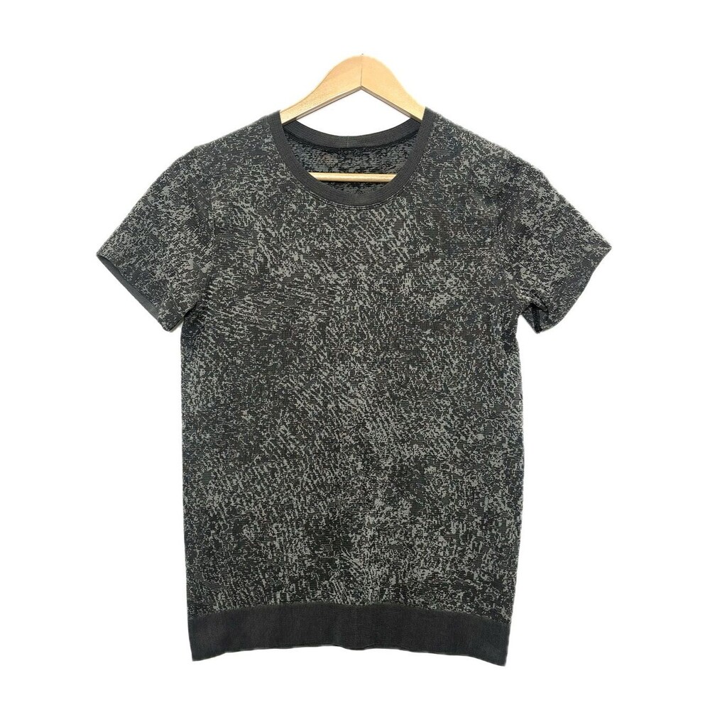 Lululemon Womens Swiftly Breathe Short Sleeve Digital Camo Print Top Size 4 Grey